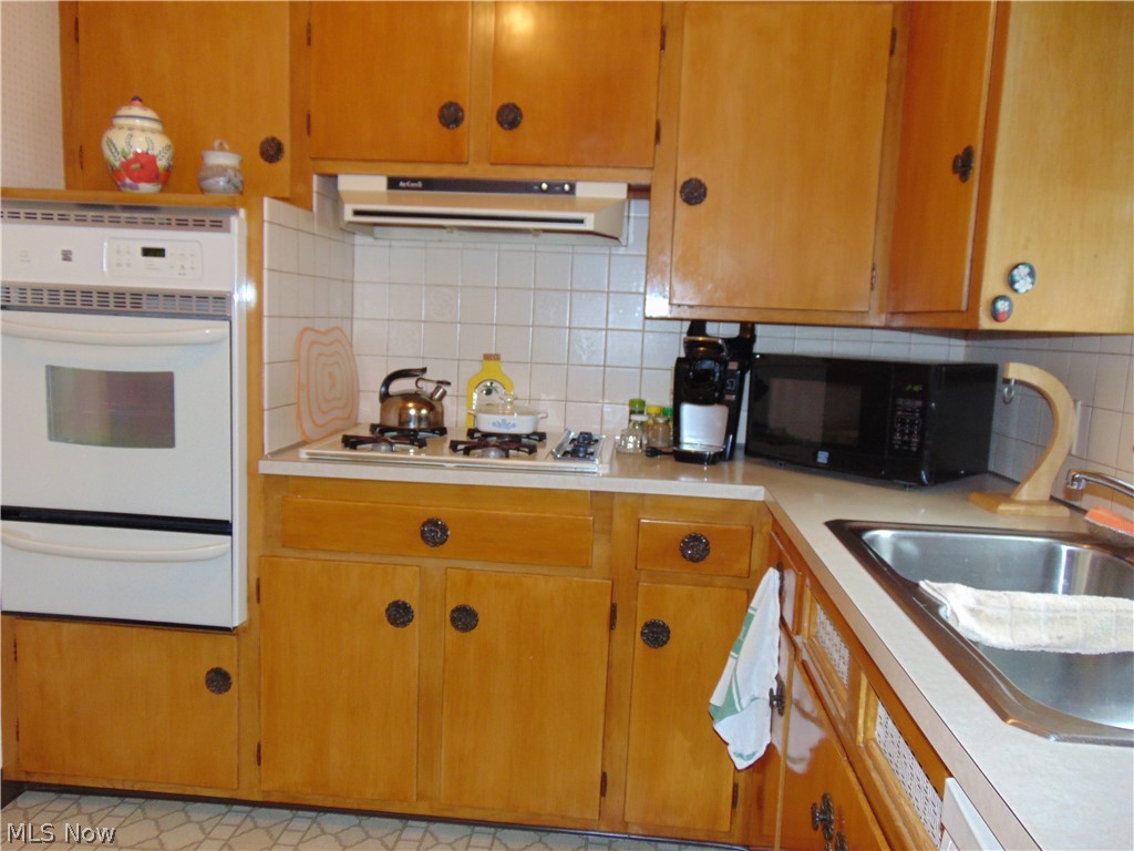 9808 Alexander Road Cleveland, OH 44125 - Photo 18 of 27