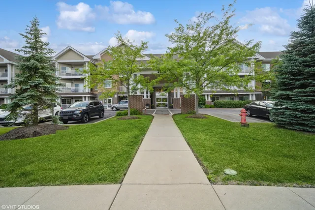 $399,000 | 2220 Founders Drive, Unit 215, Northbrook, IL 60062