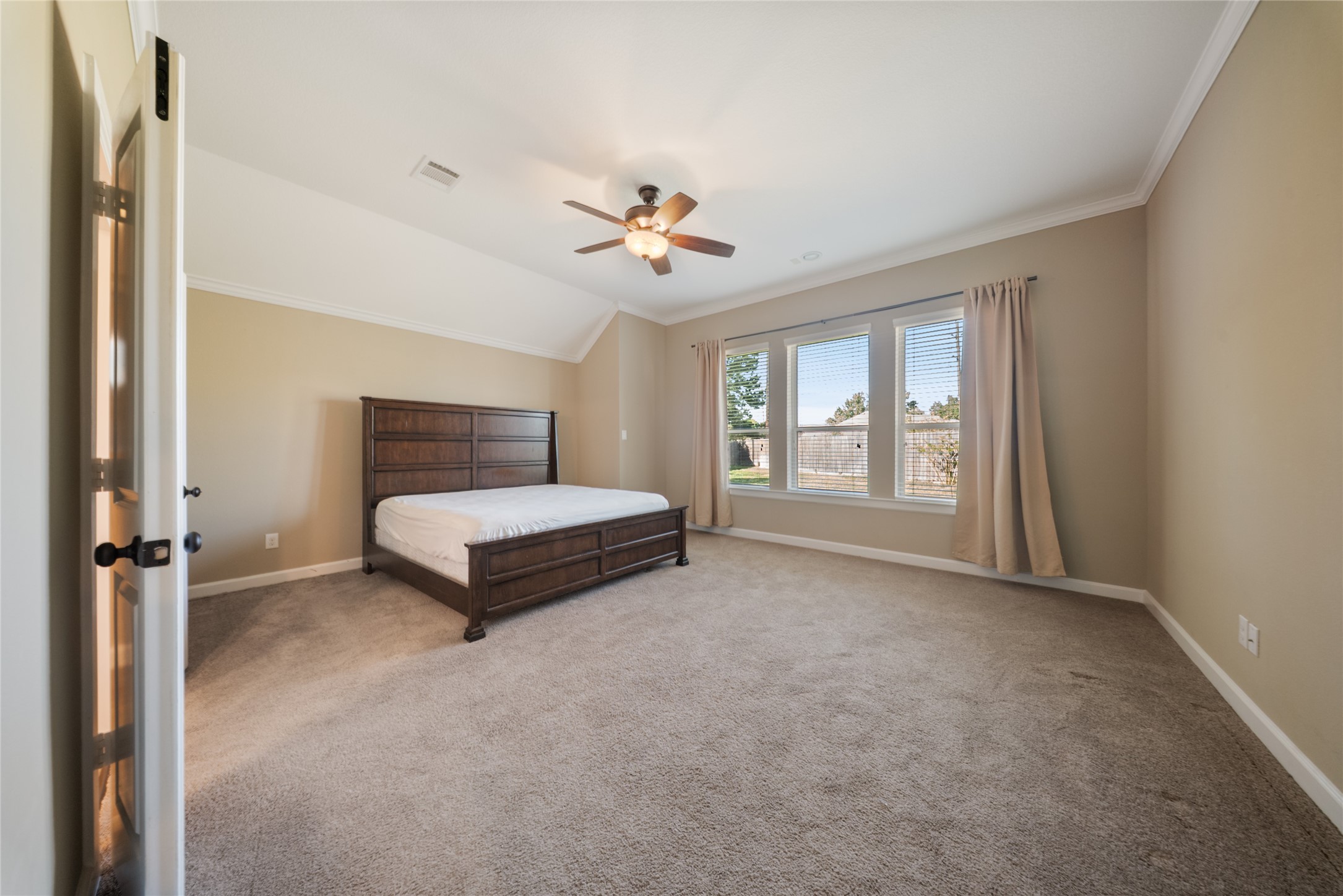 176 Castlegate Lane Houston, TX 77065 - Photo 18 of 33 a living room with furniture and a ceiling fan