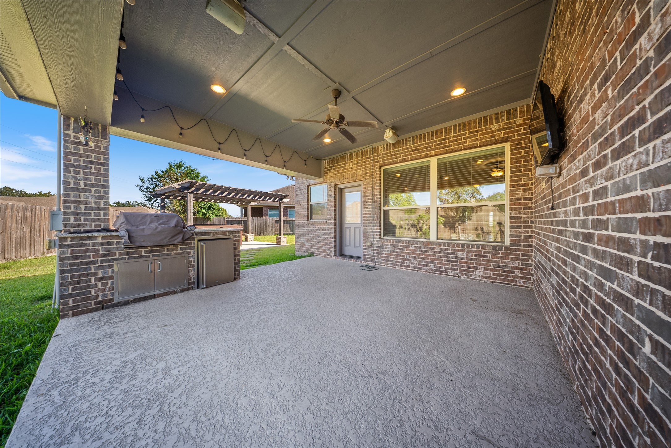 176 Castlegate Lane Houston, TX 77065 - Photo 29 of 33 a view of an empty room with a sink