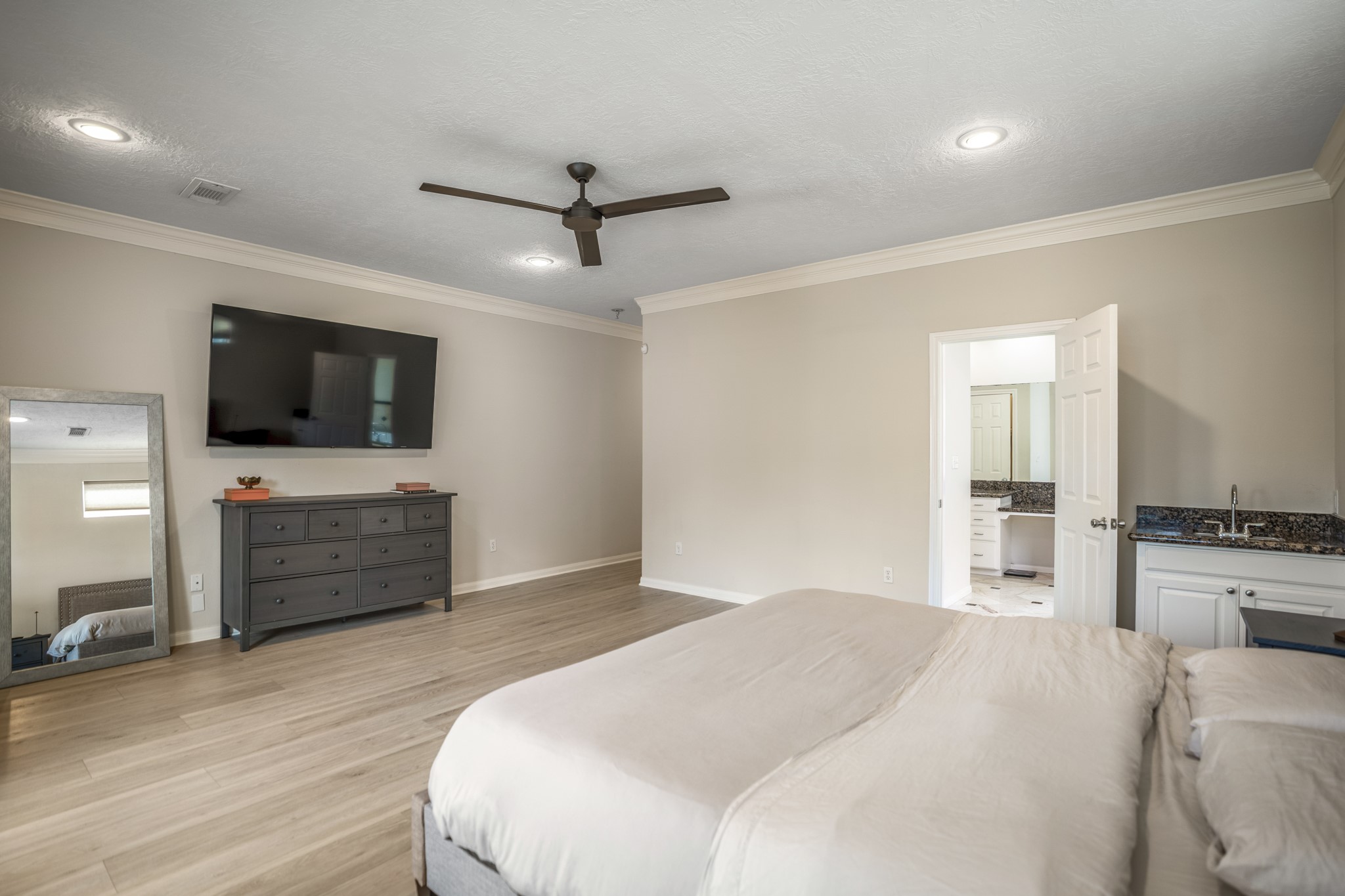 4236 Drake Street Houston, TX 77005 - Photo 19 of 43 The ideal space to rest and recharge!