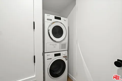 a view of a back yard