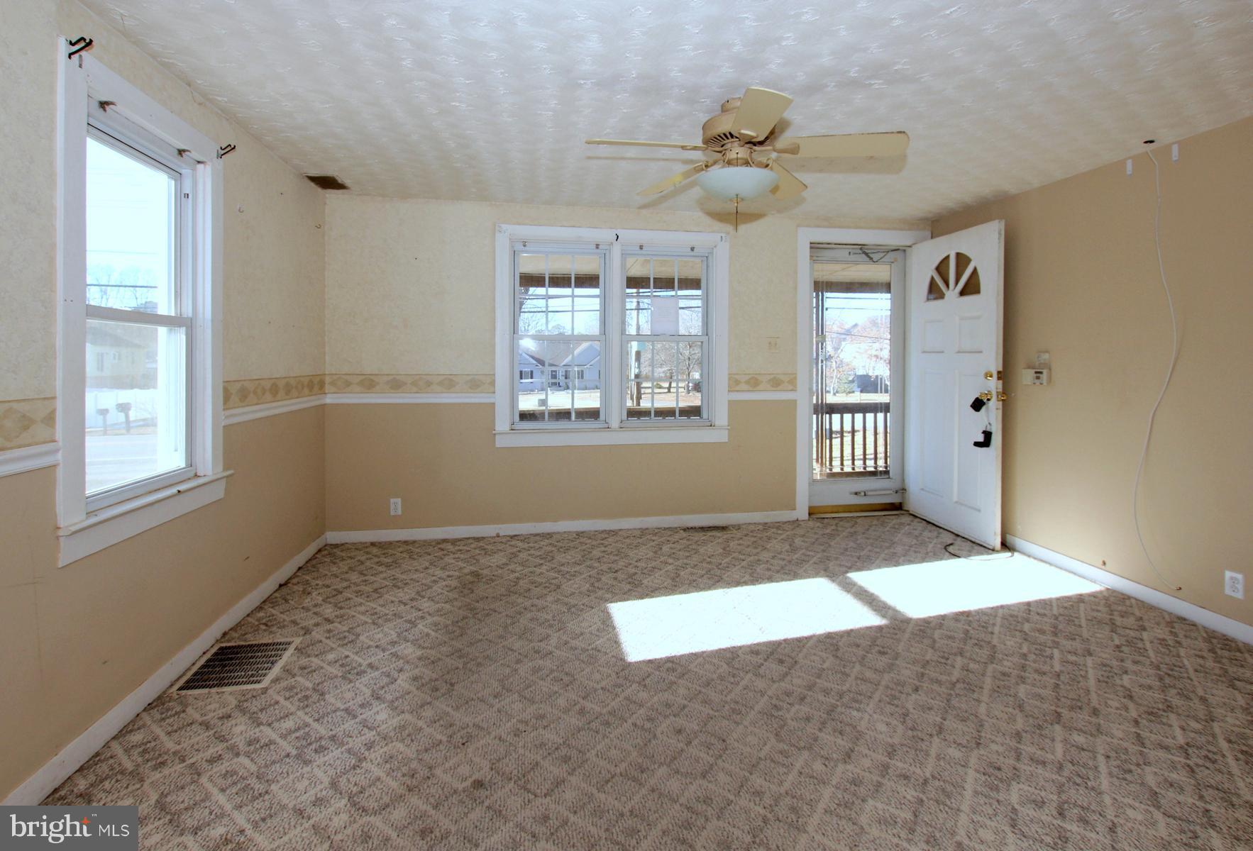 8085 Solley Road Pasadena, MD 21122 - Photo 23 of 29 Living Room