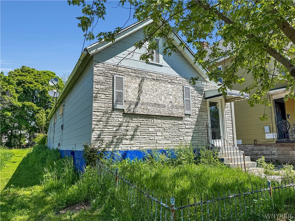 18 Helen Street Buffalo, NY 14213 - Photo 2 of 11