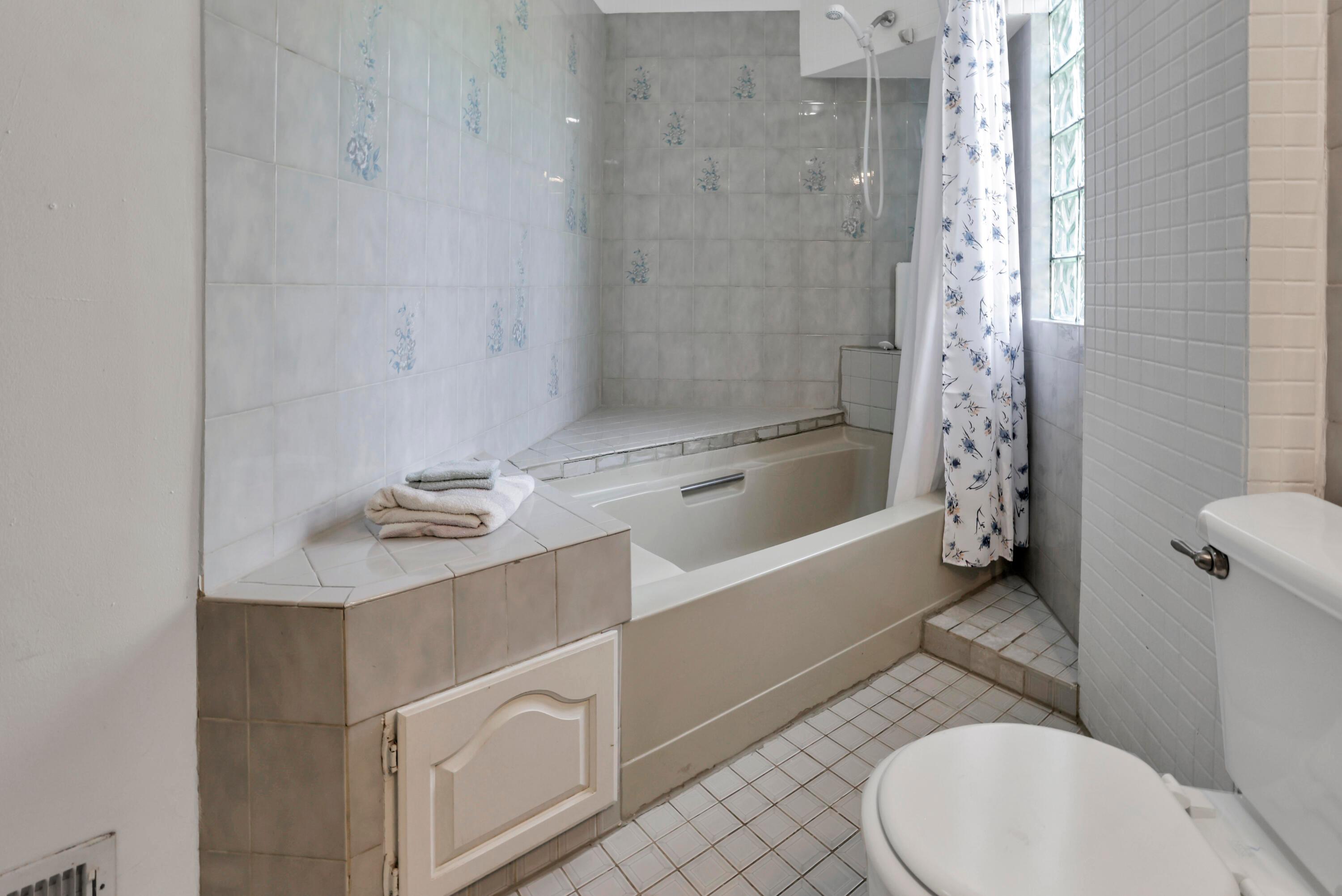 2751 Clifton Road Columbus, OH 43221 - Photo 50 of 62 Upstairs bathroom