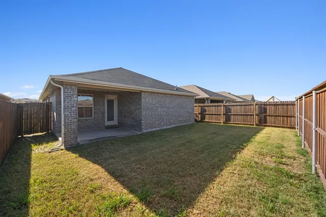 a view of a house with backyard