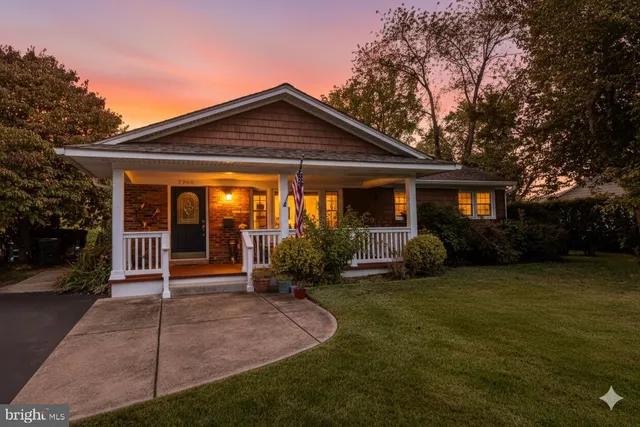 a view of a house with yard and porch