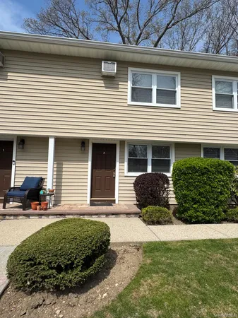 $3,000 | 1 Gilbert Avenue, Unit 5, Smithtown, NY 11787