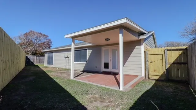 a view of a house with backyard
