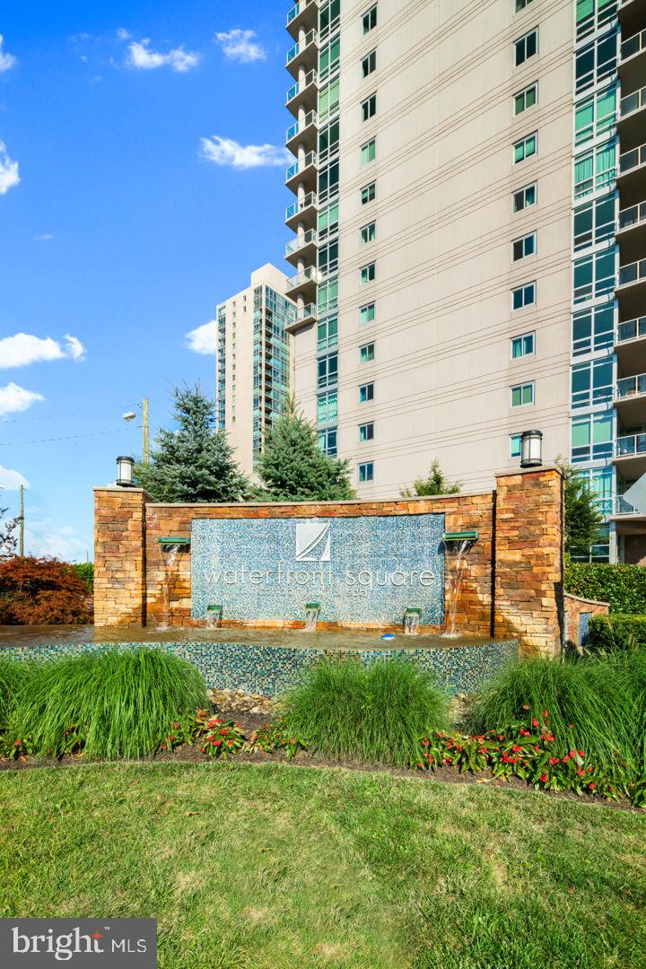 901 North Penn Street, Unit R1501 Philadelphia, PA 19123 - Photo 25 of 25 a garden with tall buildings in background