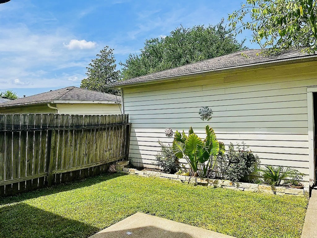 8606 Prima Street Houston, TX 77083 - Photo 27 of 32 Backyard