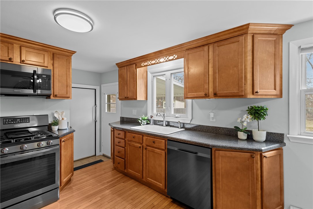 26 Ellison Street Cranston, RI 02920 - Photo 8 of 26