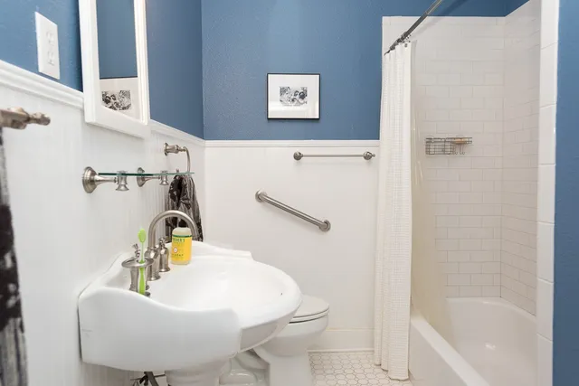 $3,595 | 2805 Lafayette Avenue, Austin, TX 78722