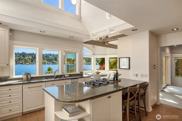 $8,900,000 | 4640 95th Avenue Northeast, Yarrow Point, WA 98004