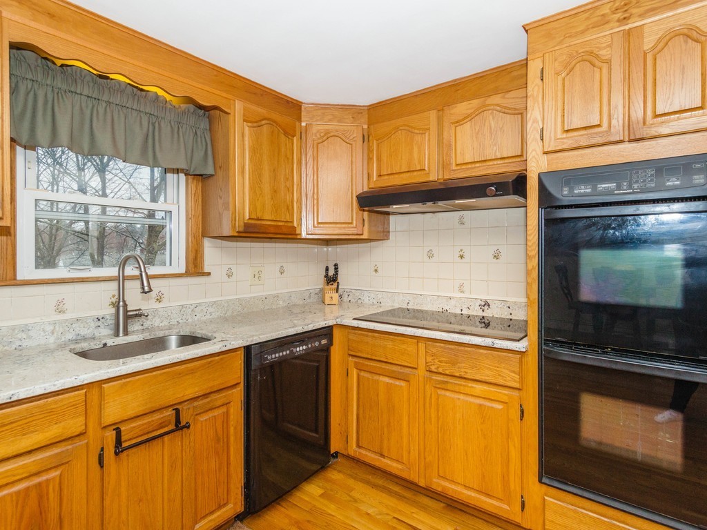 160 Ravenswood Road Waltham, MA 02453 - Photo 4 of 28 Gallery Image 4