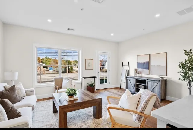 $3,200 | 15 Suffolk Road, Unit 1, Concord, NH 03303