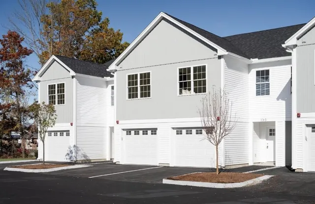 $3,200 | 15 Suffolk Road, Unit 1, Concord, NH 03303