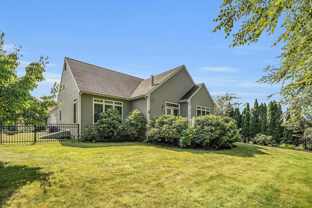124 Nicholas Drive Lancaster, MA 01523 - Photo 5 of 42 a view of a house with garden
