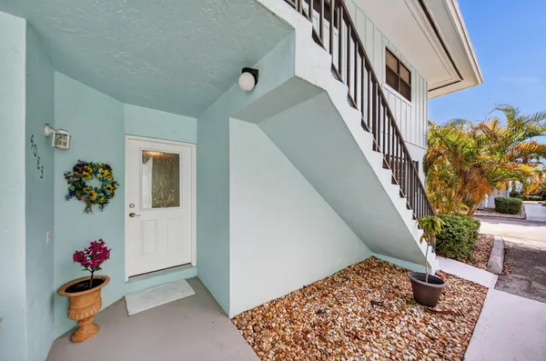 a view of entryway with a flower pot
