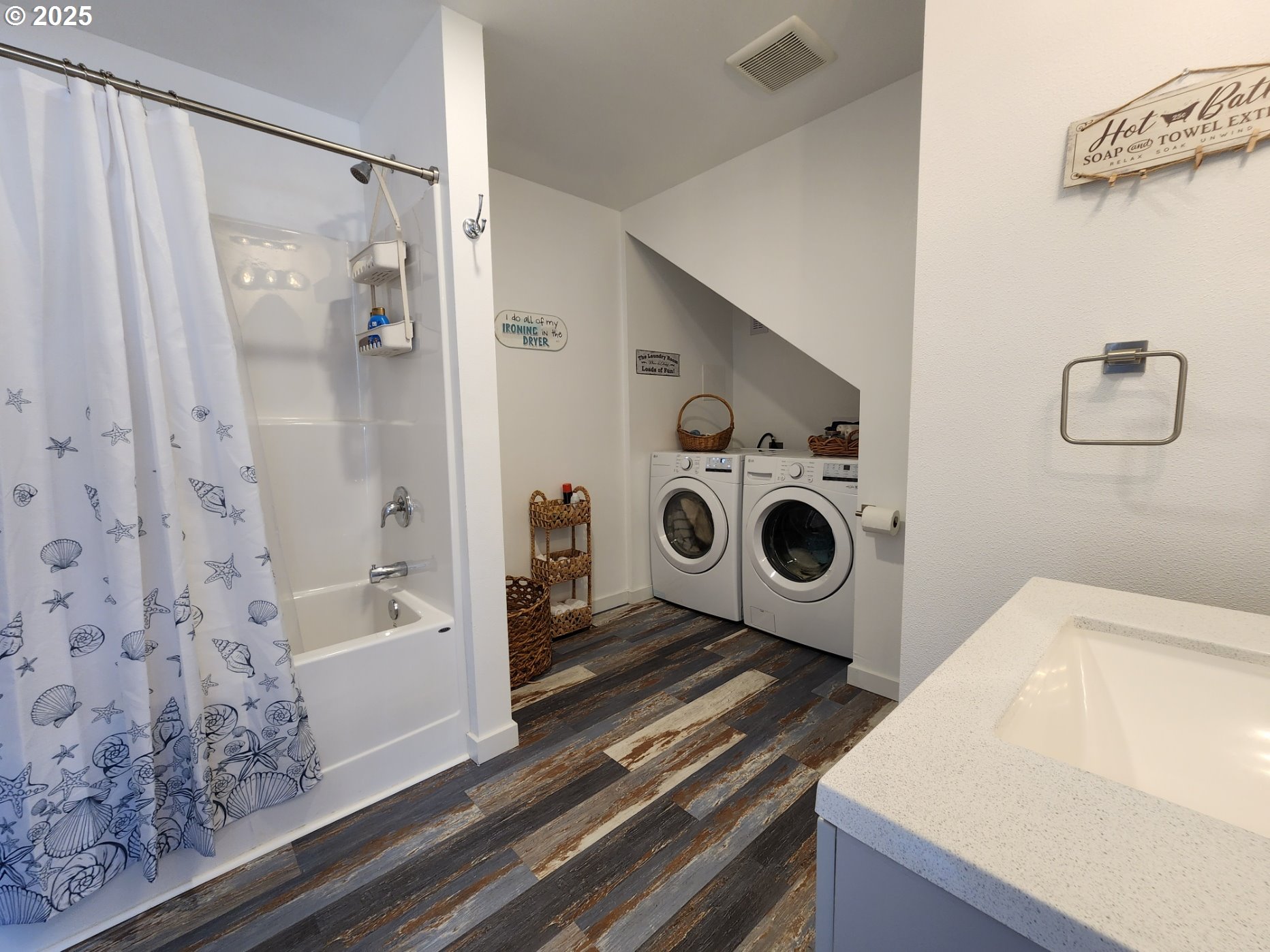 33050 Hillside Acres Road Gold Beach, OR 97444 - Photo 17 of 27 Bathroom
