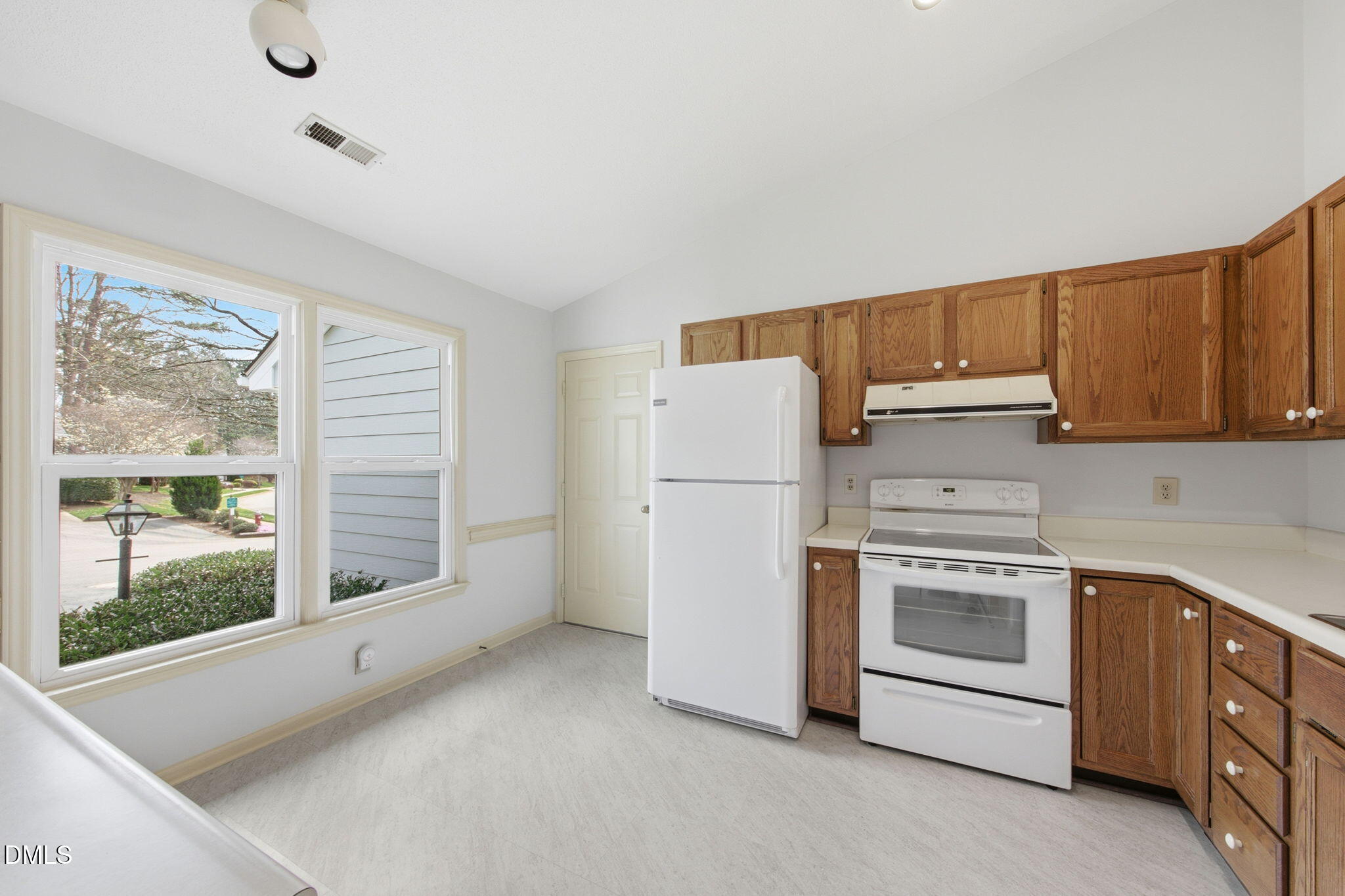6-web-or-mls-1501 Ferncliff Cir-2605