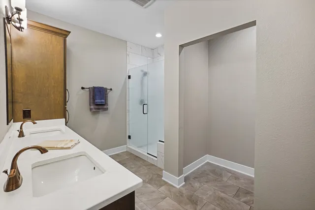 $659,900 | 7916 East Stone Rdg Drive, Lannon, WI 53046