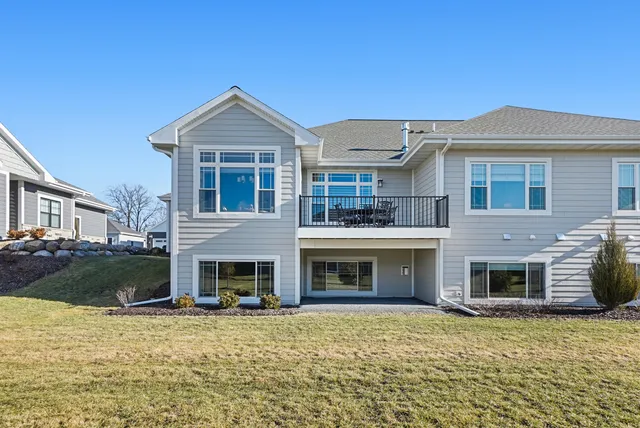 $659,900 | 7916 East Stone Rdg Drive, Lannon, WI 53046