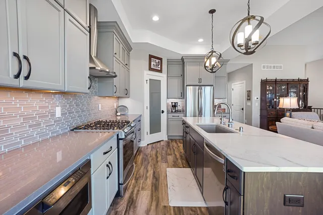 $659,900 | 7916 East Stone Rdg Drive, Lannon, WI 53046