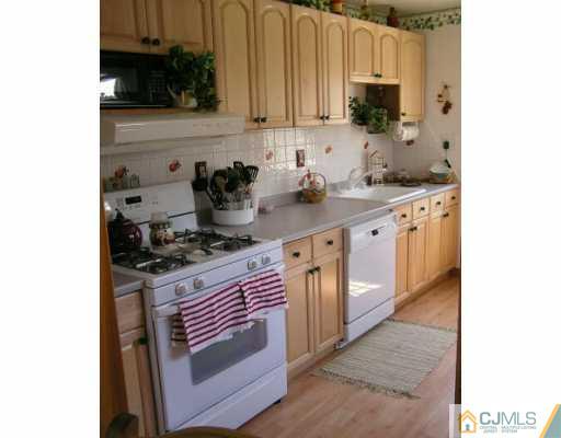 22 East Knollwood Road Edison, NJ 08817 - Photo 2 of 8 Gallery Image 2
