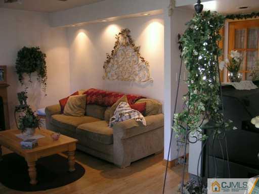 22 East Knollwood Road Edison, NJ 08817 - Photo 4 of 8 Gallery Image 4