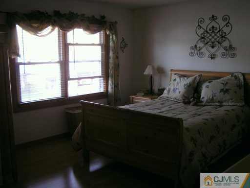 22 East Knollwood Road Edison, NJ 08817 - Photo 5 of 8 Gallery Image 5