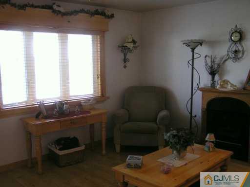 22 East Knollwood Road Edison, NJ 08817 - Photo 6 of 8 Gallery Image 6