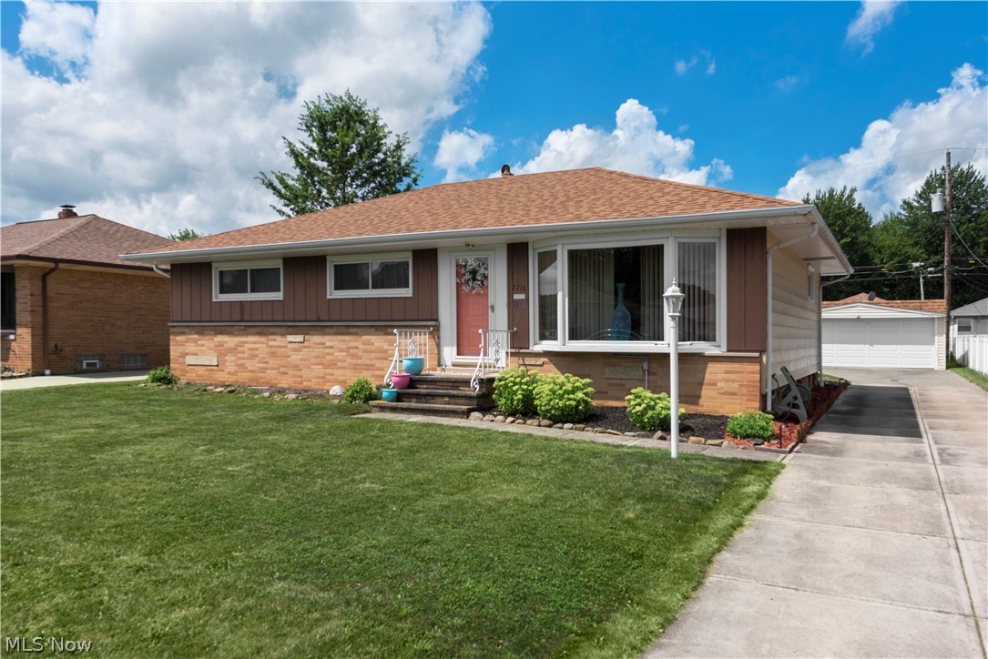 7216 Oakwood Road Parma, OH 44130 - Photo 2 of 30