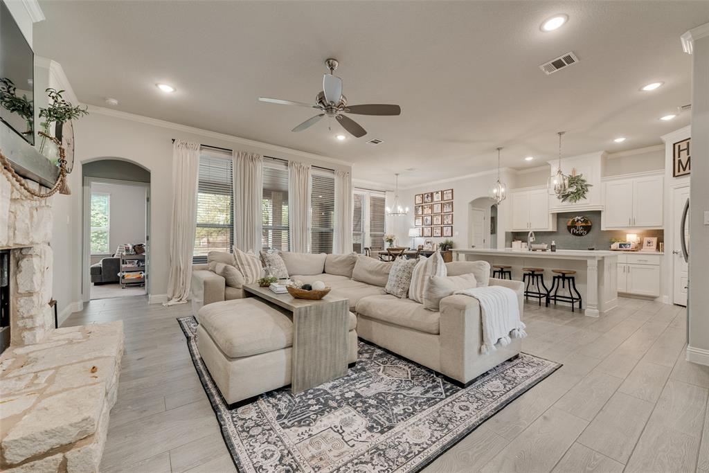 101 Oxford Court Weatherford, TX 76088 - Photo 4 of 35