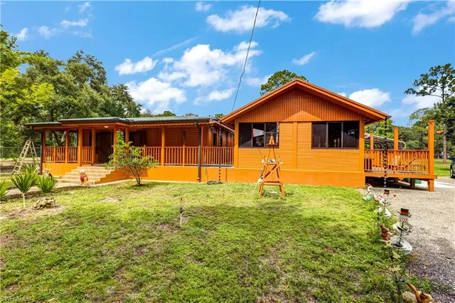 a view of a house with backyard