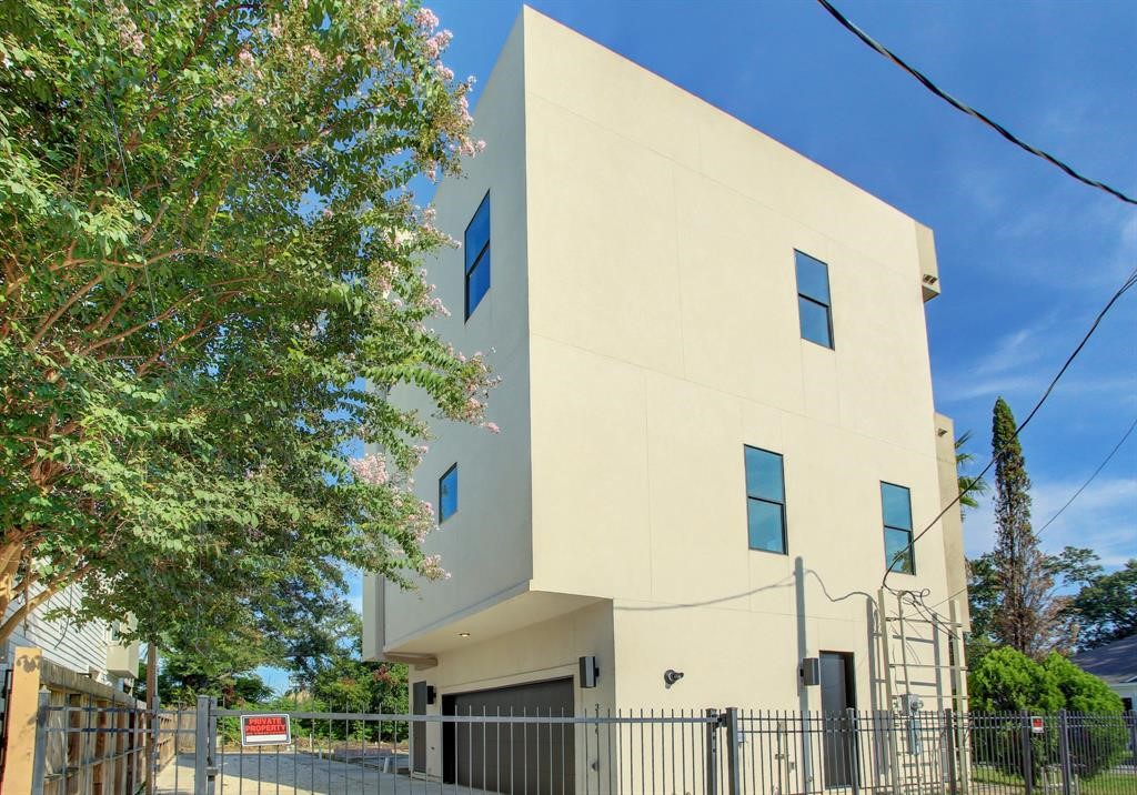 3106 Eunice Street Houston, TX 77009 - Photo 16 of 16 a view of a house with a tree