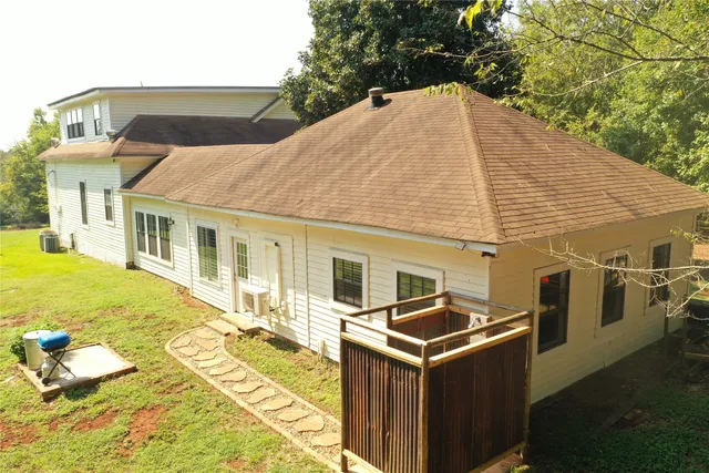 a view of a house with a backyard
