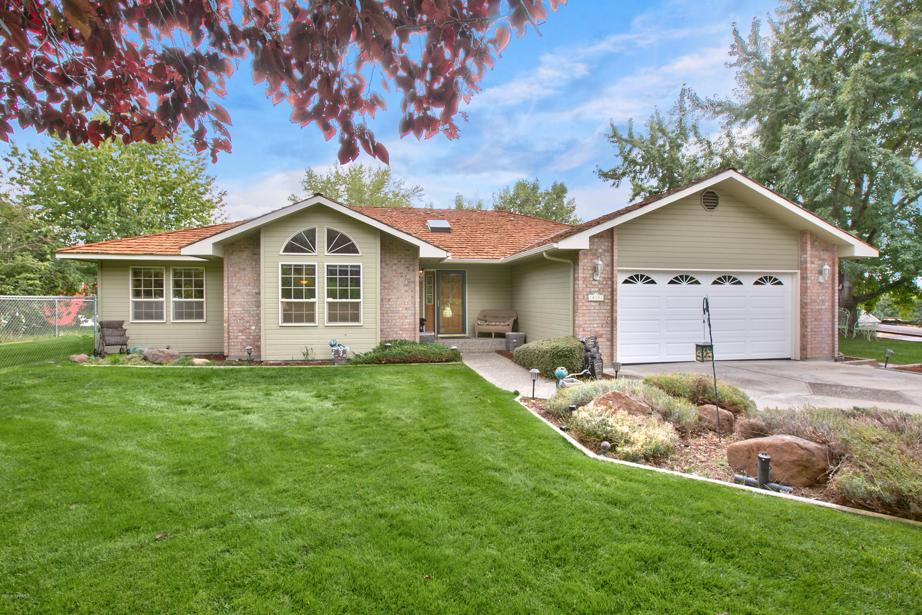 10501 Summitview Road Yakima, WA 98908 - Photo 1 of 22 a front view of a house with garden
