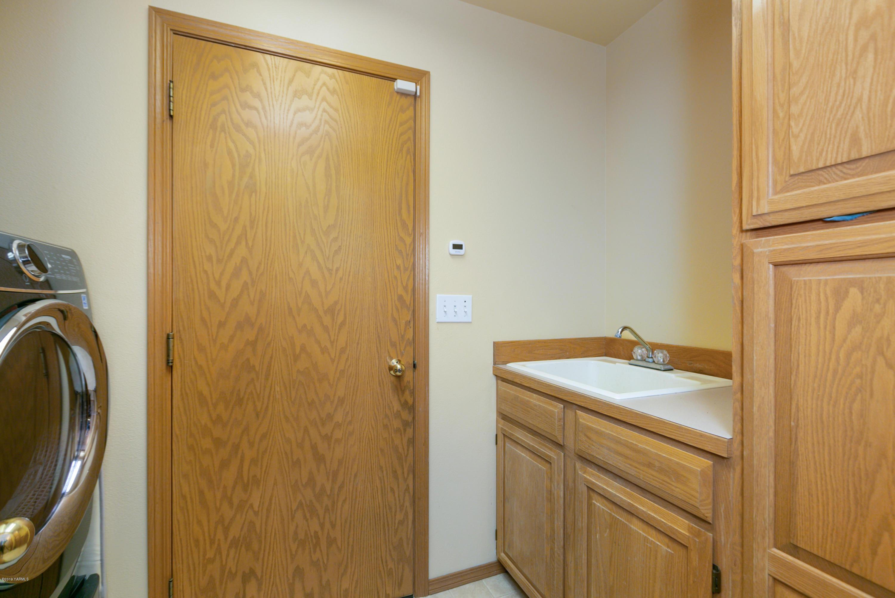 10501 Summitview Road Yakima, WA 98908 - Photo 17 of 22 a bathroom with a sink and a mirror