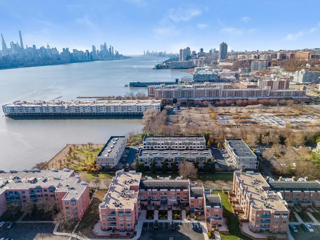 $1,250,000 | 44 Marquis Court, Edgewater, NJ 07020