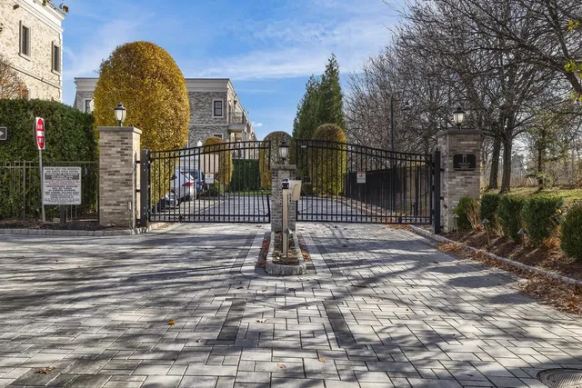$1,250,000 | 44 Marquis Court, Edgewater, NJ 07020