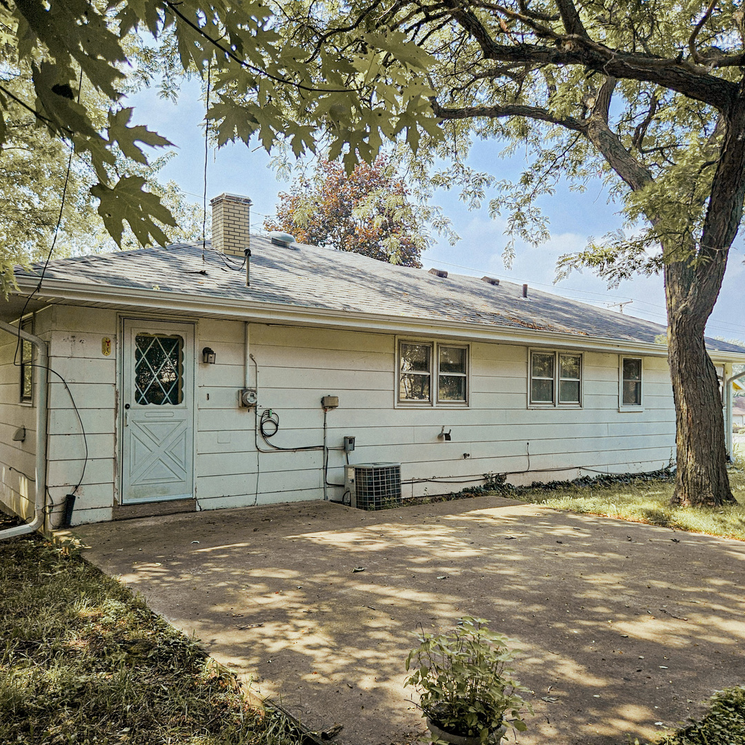 2308 Sand Lake Road Lindenhurst, IL 60046 - Photo 4 of 17