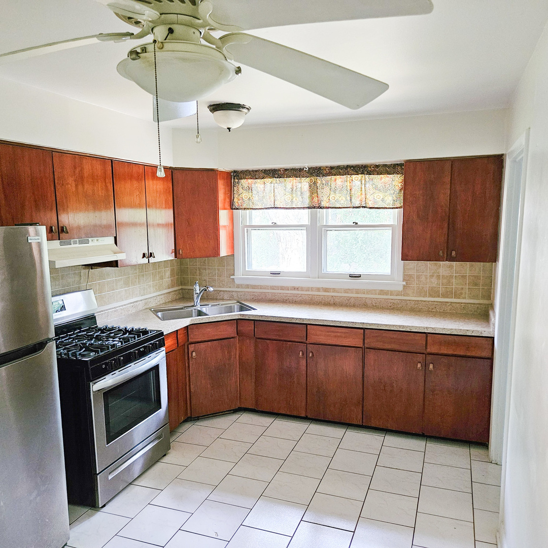 2308 Sand Lake Road Lindenhurst, IL 60046 - Photo 6 of 17