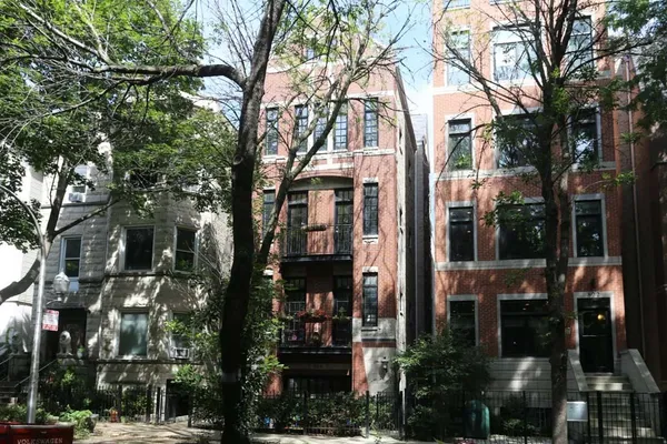 $3,595 | 824 West Buckingham Place, Unit 1, Chicago, IL 60657