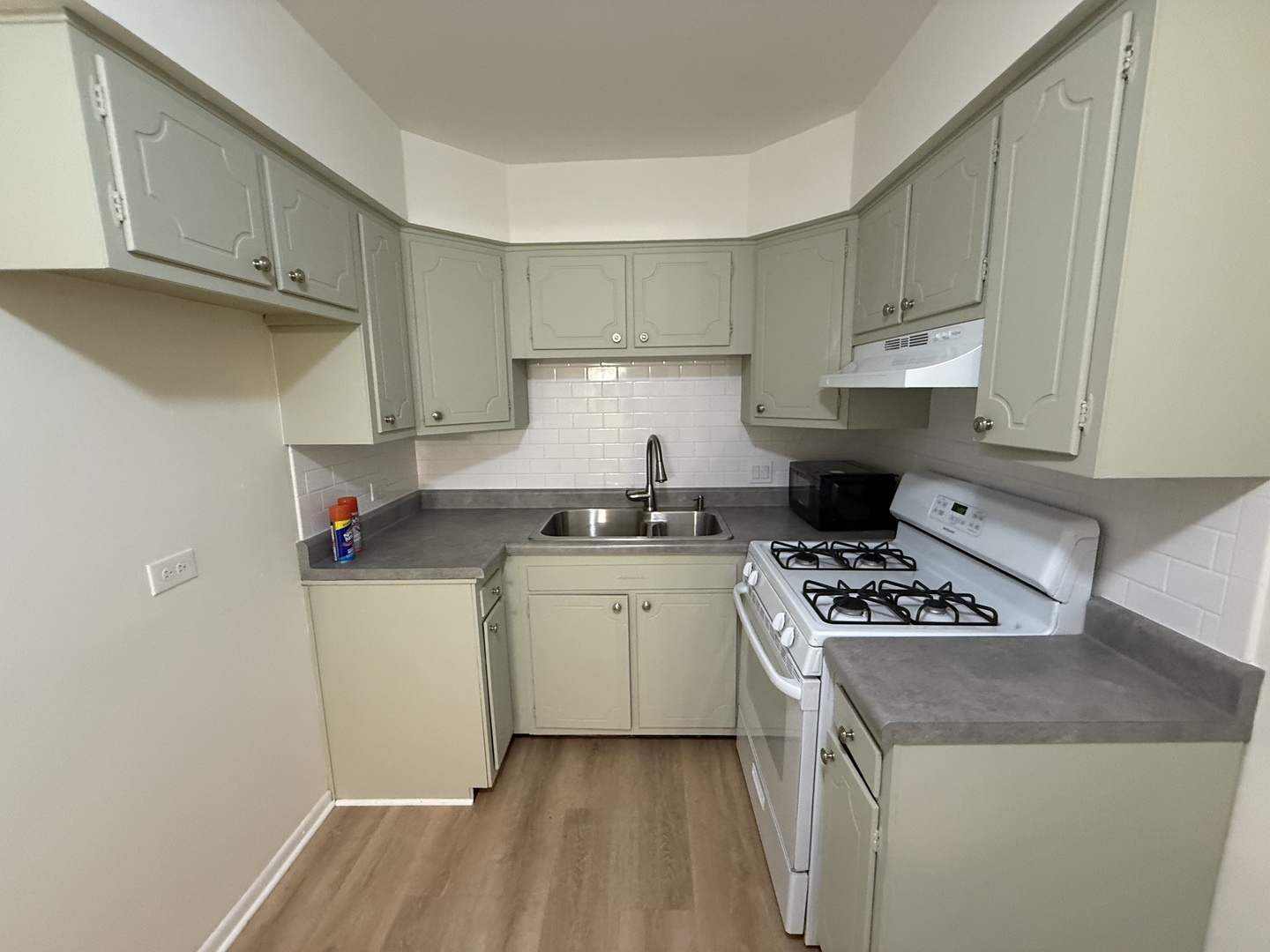 1039 College Avenue, Unit 2E Wheaton, IL 60187 - Photo 15 of 18 a kitchen with a stove and a refrigerator