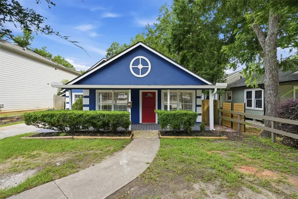$2,500 | 915 West Lewis Street, Conroe, TX 77301