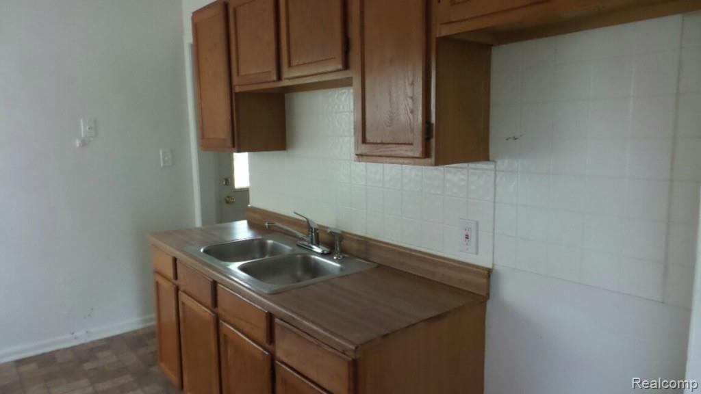 21274 Waltham Road Warren, MI 48089 - Photo 6 of 12 20140819_211333_resized.jpg