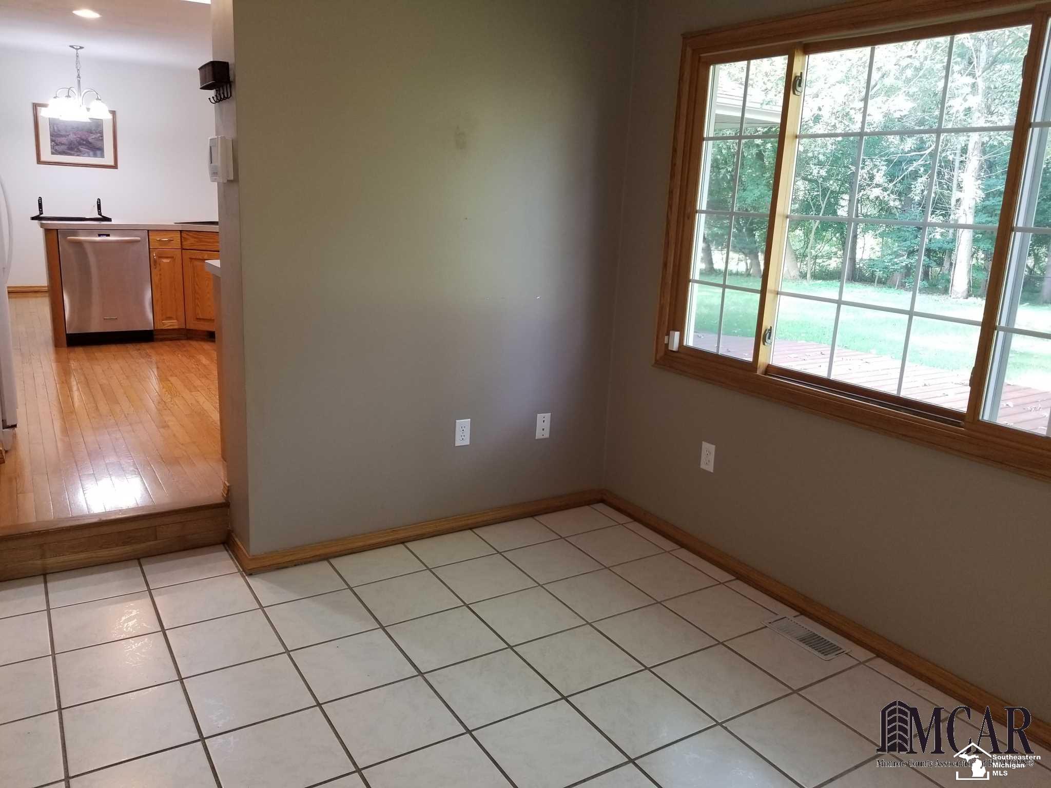 13055 Briar Hill Road Carleton, MI 48117 - Photo 12 of 27 21490829-11.JPG
