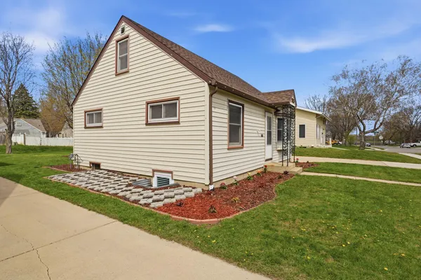 $180,000 | 813 Augusta Avenue Southeast, Willmar, MN 56201