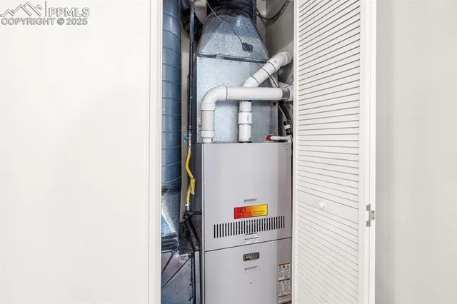 a view of livingroom with furniture